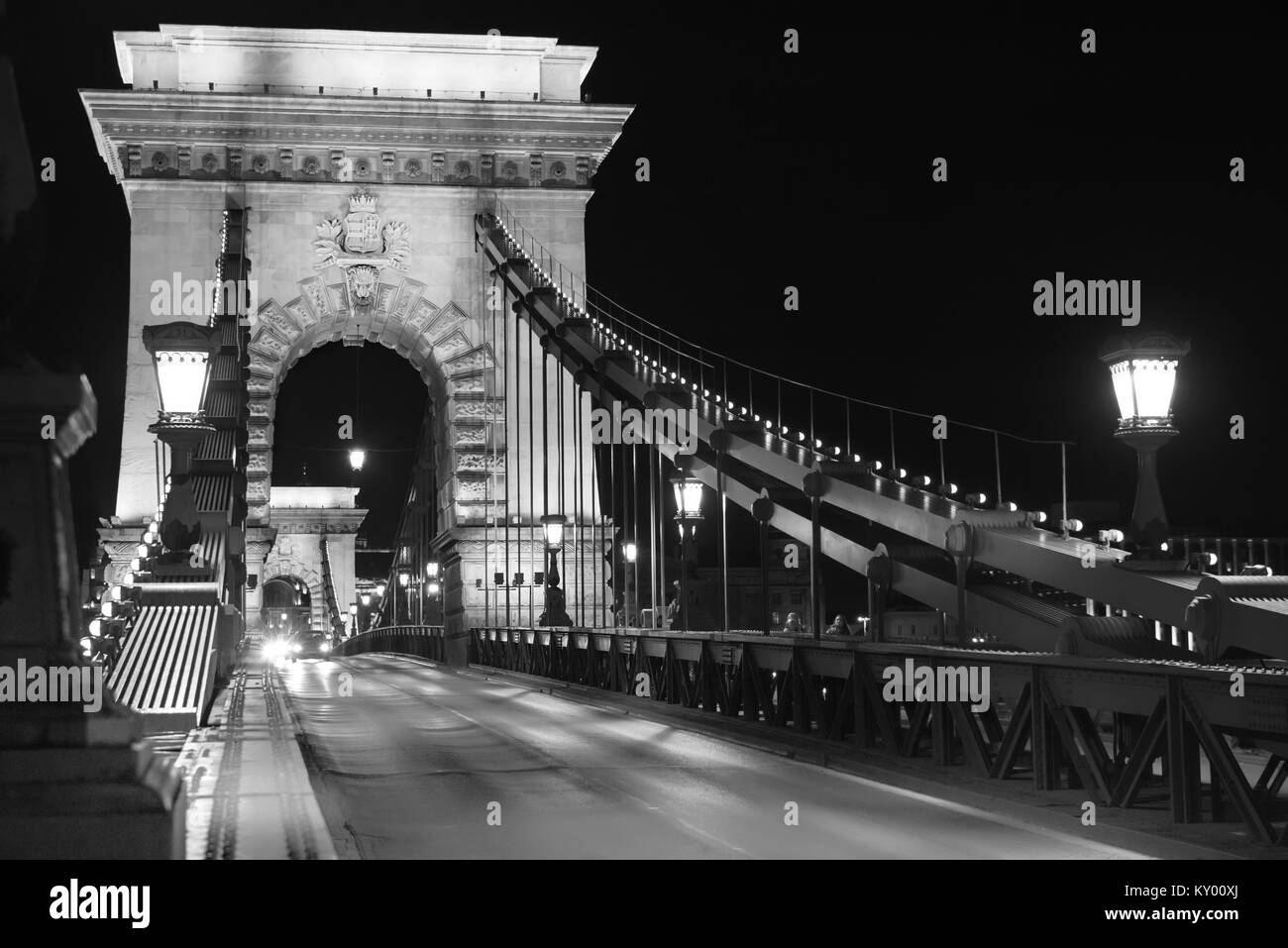 Famoso Ponte delle catene a Budapest di notte in bianco e nero Foto Stock