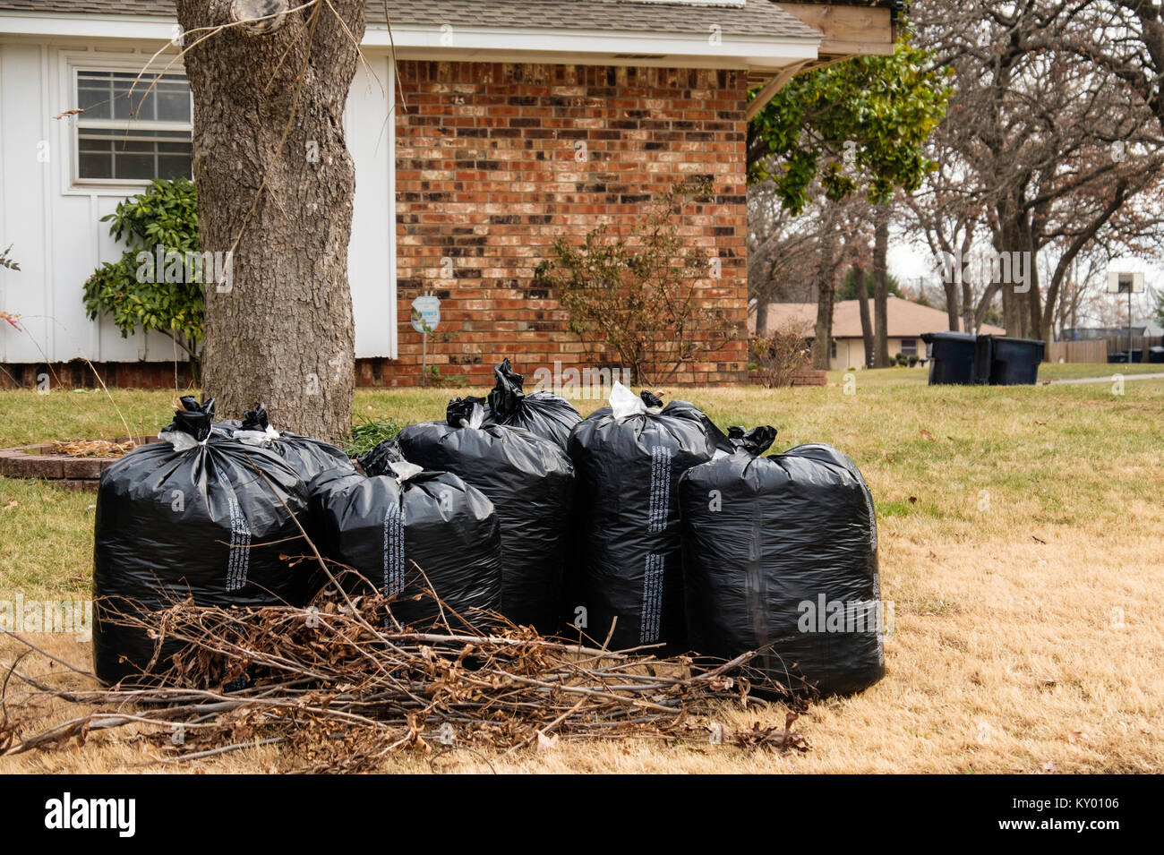 Farcite sacchi per immondizia appoggiato la strada in attesa di città del raccoglitore di rifiuti. Oklahoma City, Oklahoma, Stati Uniti d'America Foto Stock
