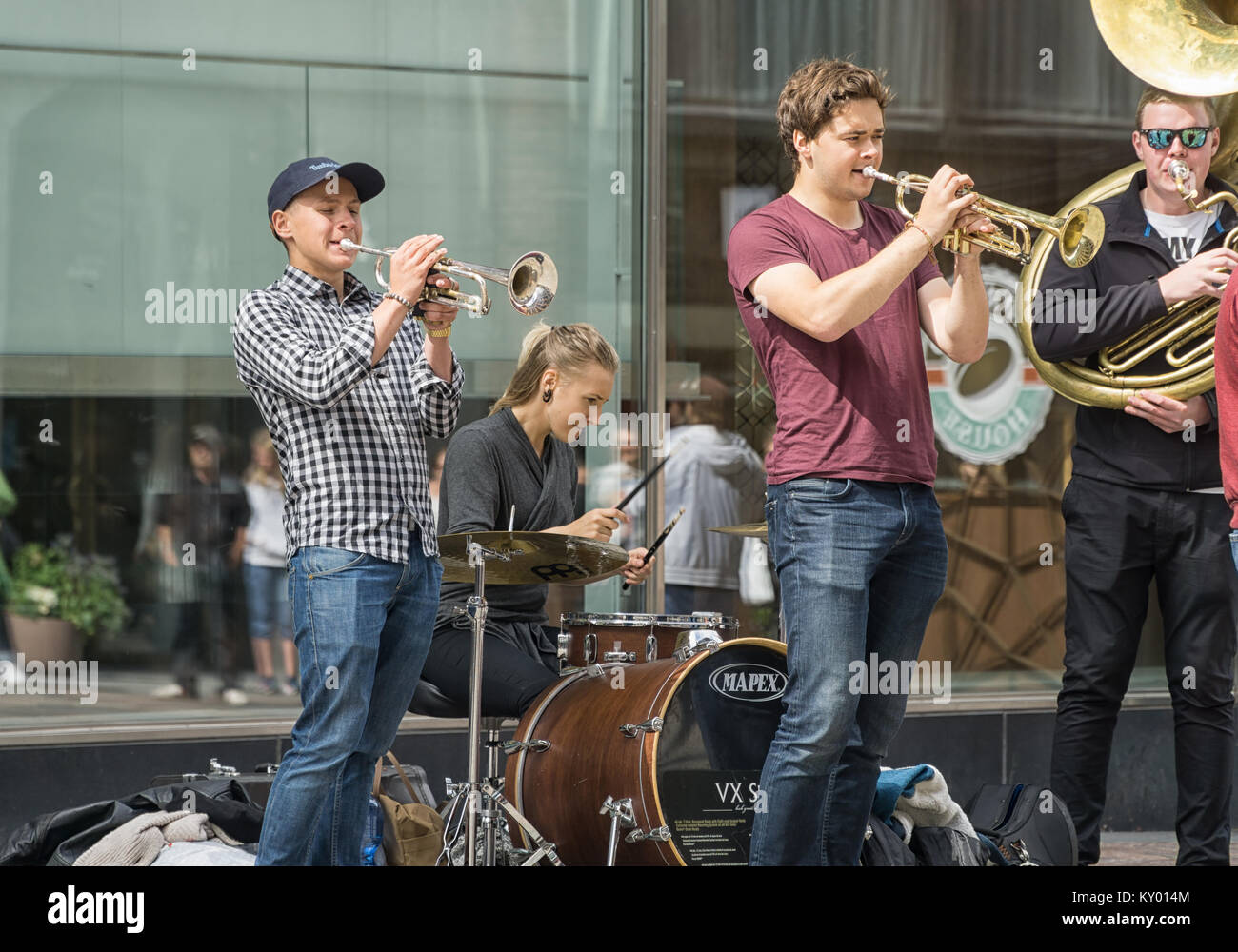 Musica di strada - giovani musicisti danno un concerto nel centro di Helsinki Foto Stock