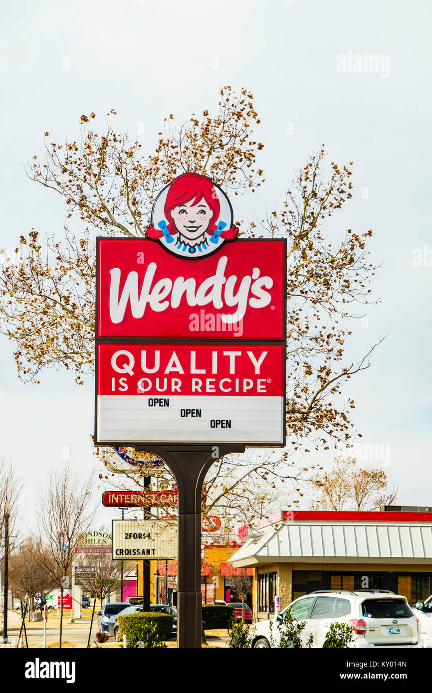 Un Wendy's pole segno pubblicità Wendy's restaurant, un fast food hamburger giunto nella città di Oklahoma, Oklahoma, Stati Uniti d'America. Foto Stock