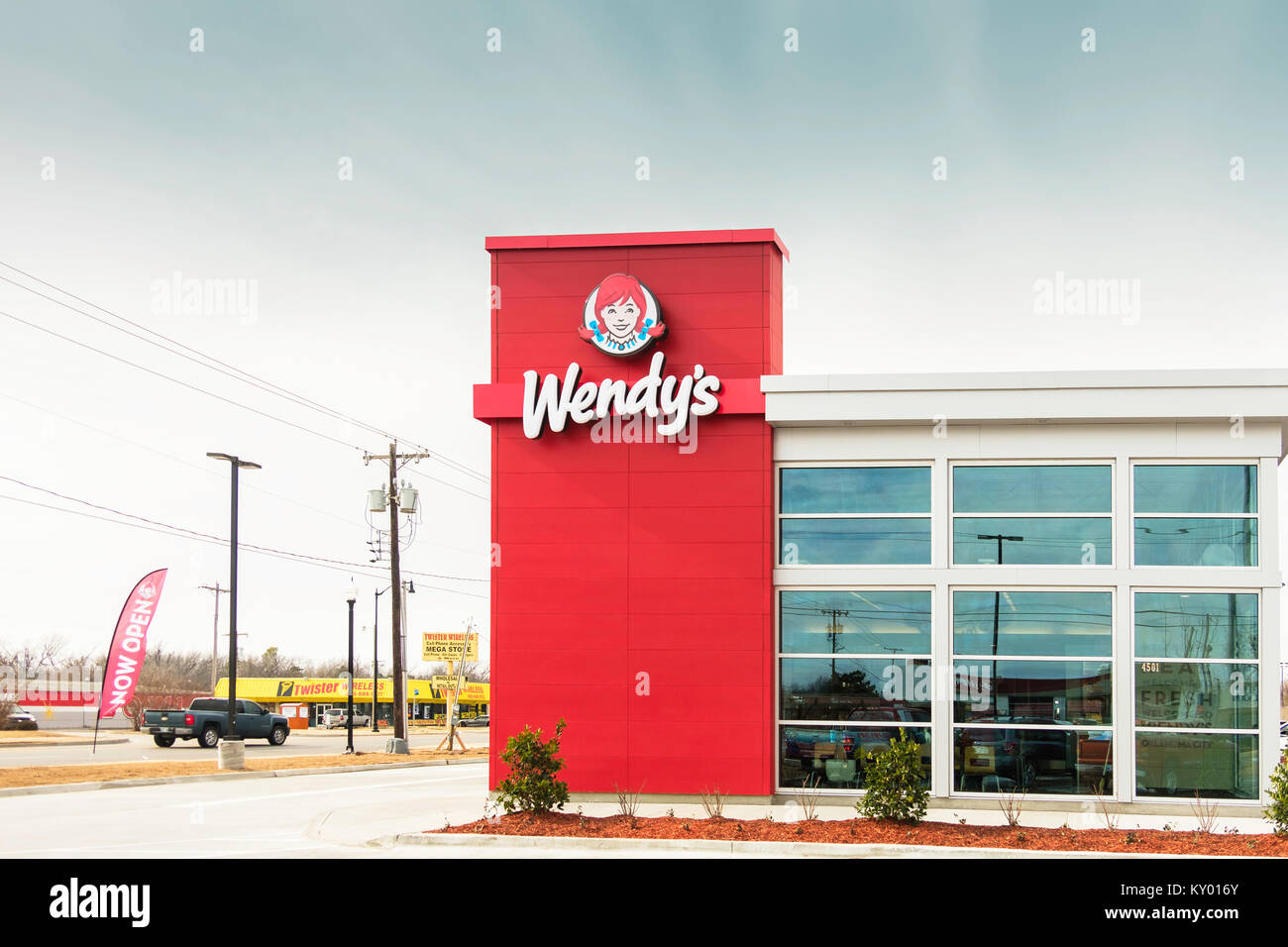 Il lato e il logo, segno di Wendy's restaurant, una nuova apertura nella città di Oklahoma, Oklahoma, Stati Uniti d'America. Foto Stock