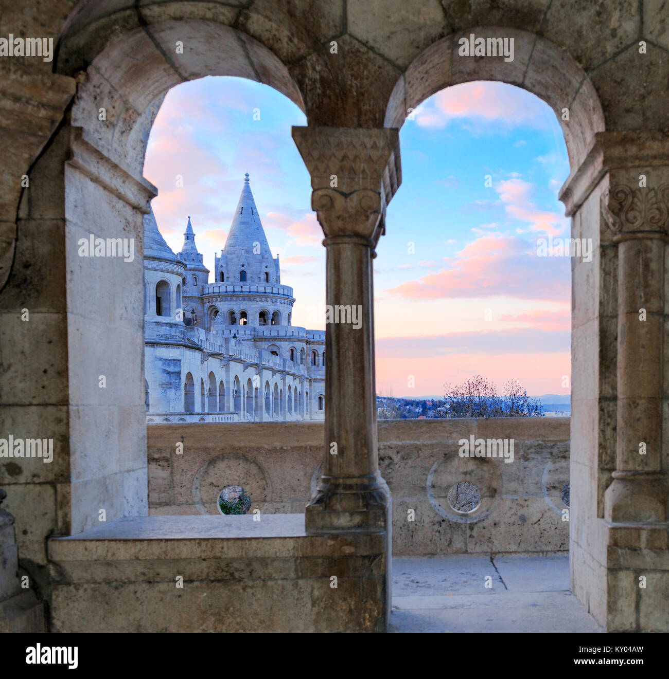 Il Bastione dei Pescatori a Budapest, Ungheria. La mattina presto del cielo e di una delle torri tramite finestre aperte di un'altra torre. Focus sulla torre lontano. Foto Stock