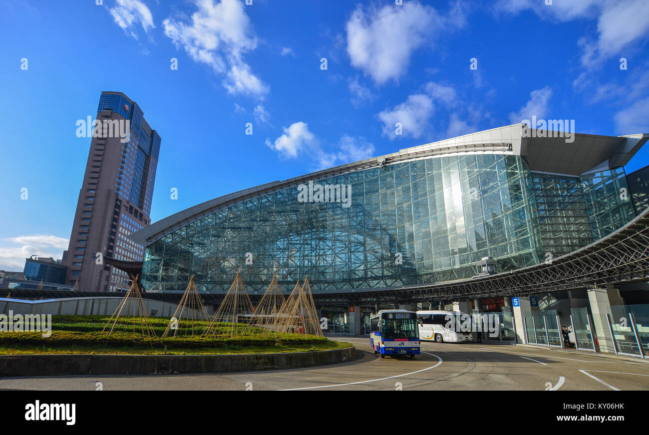 Porta tsuzumi in legno e facciata in vetro della stazione di kanazawa