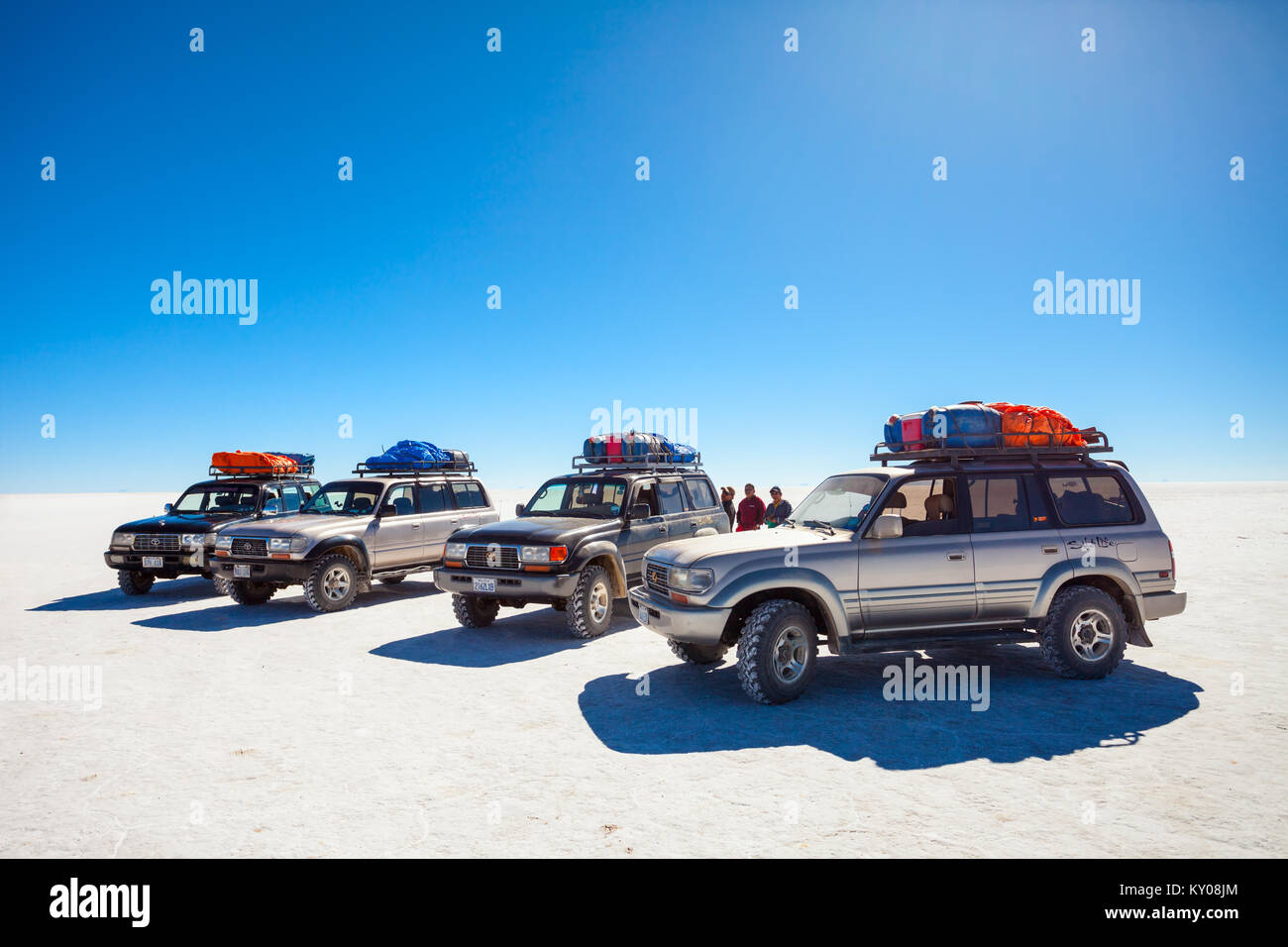 UYUNI, BOLIVIA - Maggio 18, 2015: Vetture al Salar de Uyuni Salt Lake, Bolivia. È la più grande distesa di sale nel mondo. Foto Stock