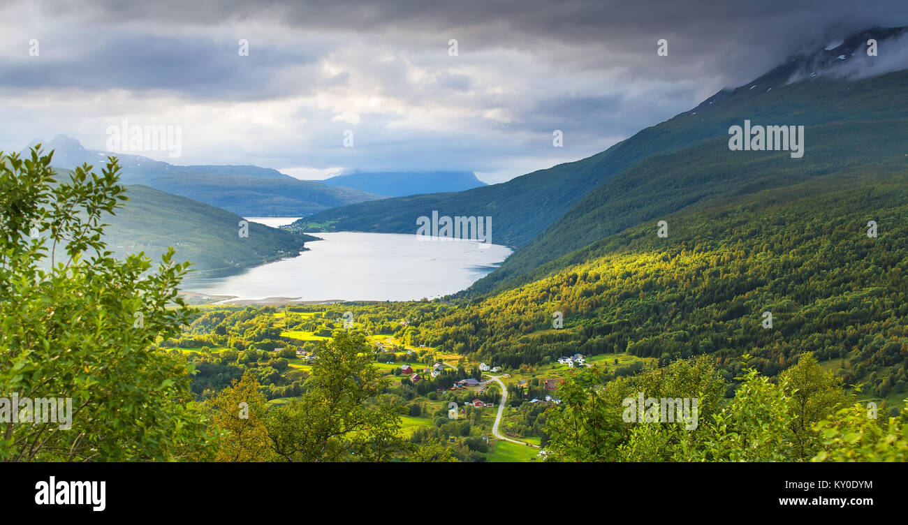 Norvegia fjord al tramonto. Suggestiva serata settentrionale, vista sul fiordo. Foto Stock