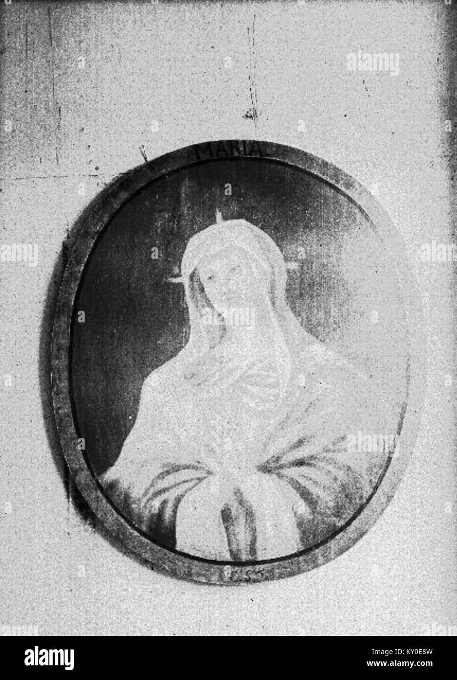 La chiesa di Hjälstad in Svezia è una chiesa storica caratterizzata da elementi architettonici tradizionali e da un significato culturale regionale. Foto Stock