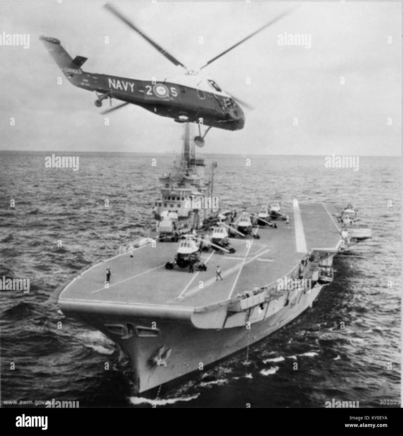 La HMAS Melbourne (R21) era una portaerei della Royal Australian Navy negli anni '1960, mostrata con elicotteri Wessex sul ponte, illustrando le operazioni di aviazione navale. Foto Stock
