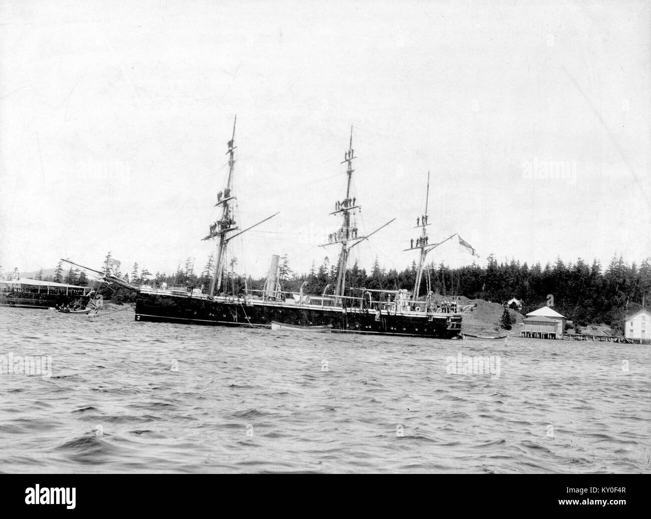 La HMS Egeria, una nave da ricognizione della Royal Navy britannica, attraccò a Esquimalt, Columbia Britannica, nel 1909. La nave rappresenta le operazioni navali dell'inizio del XX secolo e la presenza marittima dell'Impero britannico nella regione del Pacifico. Foto Stock