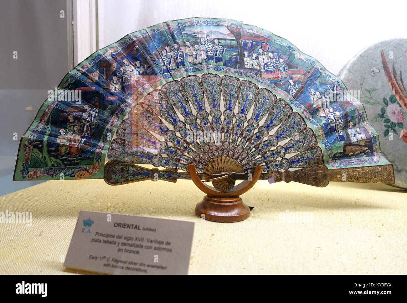 Un fan cinese dei primi anni '1600 esposto nella sala dei fan del Alcázar di Siviglia, Spagna, che illustra l'arte decorativa storica e l'artigianato. Foto Stock