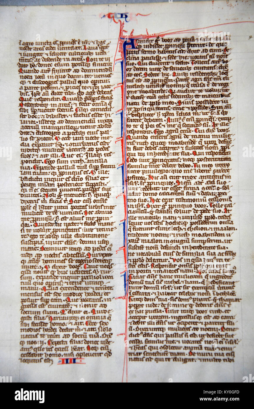 Pagina da un secolo XIII Latino Biblia Vulgata, scritto in Inghilterra su pergamena. (Frammento 5) dal pettine rara collezione di libri a Dunedin, Nuova Zelanda. Foto Stock