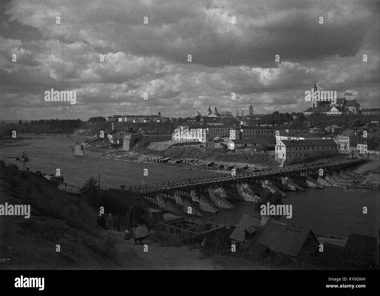 Horadnia (Hrodna) Nioman, da una fotografia del 1928 di H. Paddubski, mostra il fiume Nioman (Neman) che scorre attraverso la città bielorussa, evidenziando l'interazione naturale e urbana in un contesto storico. Foto Stock