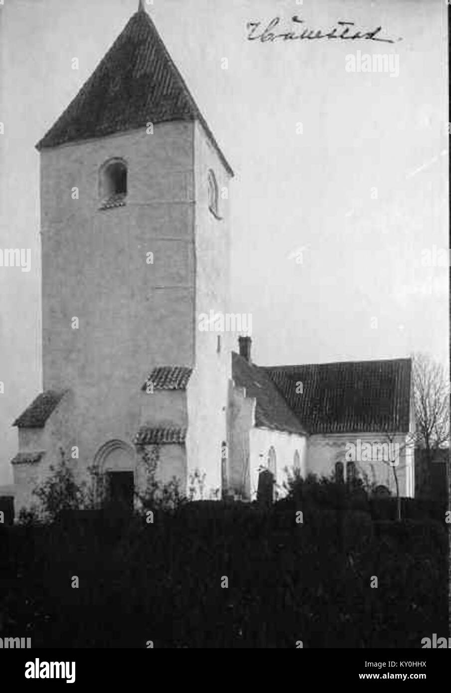 La chiesa di Hällestads in Svezia è una chiesa storica documentata negli archivi del KMB. Ha un significato culturale e religioso e riflette il patrimonio storico della comunità. Foto Stock