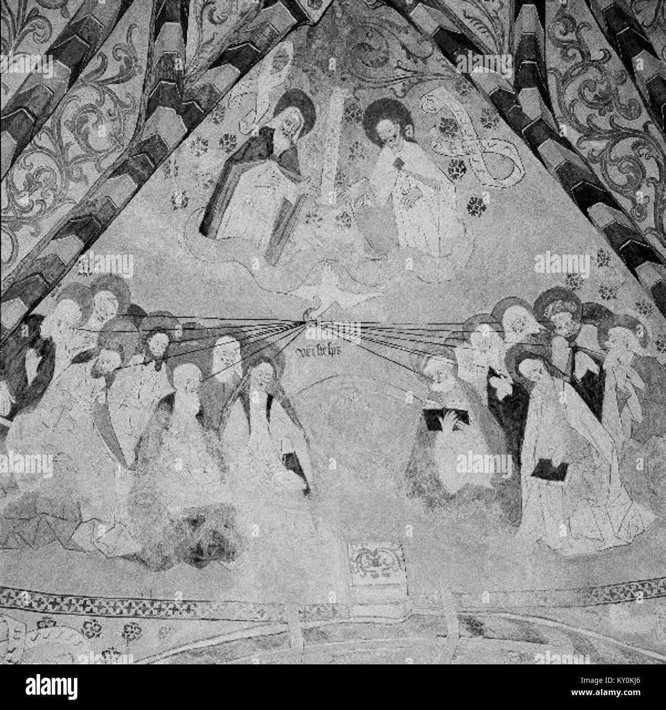 Fotografia della chiesa di Hörnevi che mostra i muri esterni, il piccolo muro del cimitero e il tetto coperto di licheni in un villaggio rurale svedese. Foto Stock