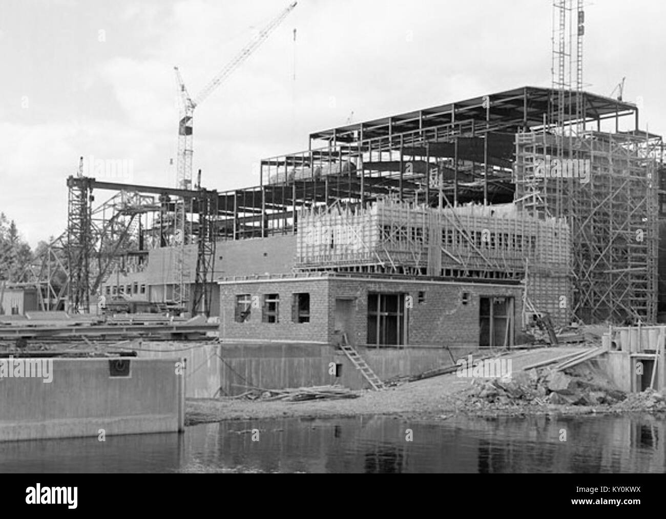 Fotografia in bianco e nero scattata il 19 giugno 1957 della centrale elettrica di Hässelbyverket vicino a Stoccolma, che mostra il complesso dell'edificio, le ciminiere e le infrastrutture ad alta tensione in funzione. Foto Stock