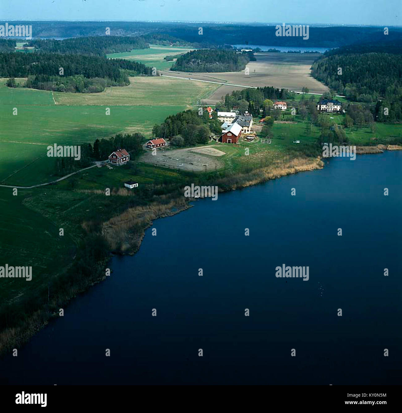 Hågelby in Svezia è una proprietà storica caratterizzata da architettura tradizionale, strutture agricole e significato culturale all'interno della comunità locale. Foto Stock