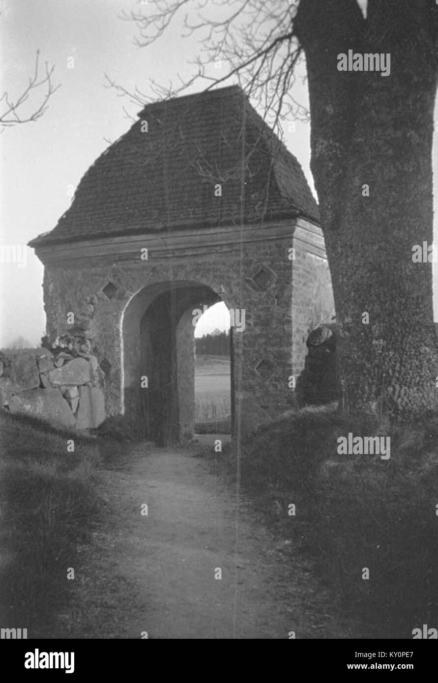 La chiesa di Håtuna in Svezia è un edificio storico caratterizzato da un'architettura conservata, arredi interni e un importante contributo al patrimonio ecclesiastico e culturale. Foto Stock