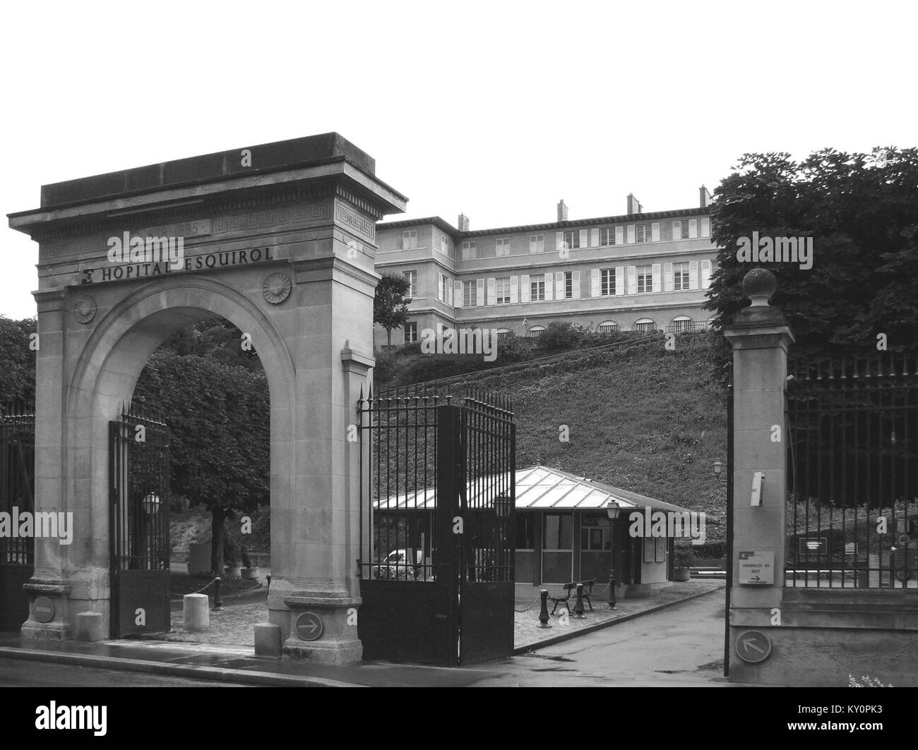 Hôpital Esquirol, situato a Saint-Maurice, vicino a Parigi, è stato fondato nel XIX secolo come ospedale psichiatrico. È riconosciuto per il suo ruolo nella storia dell'assistenza sanitaria mentale e nell'architettura istituzionale. Foto Stock