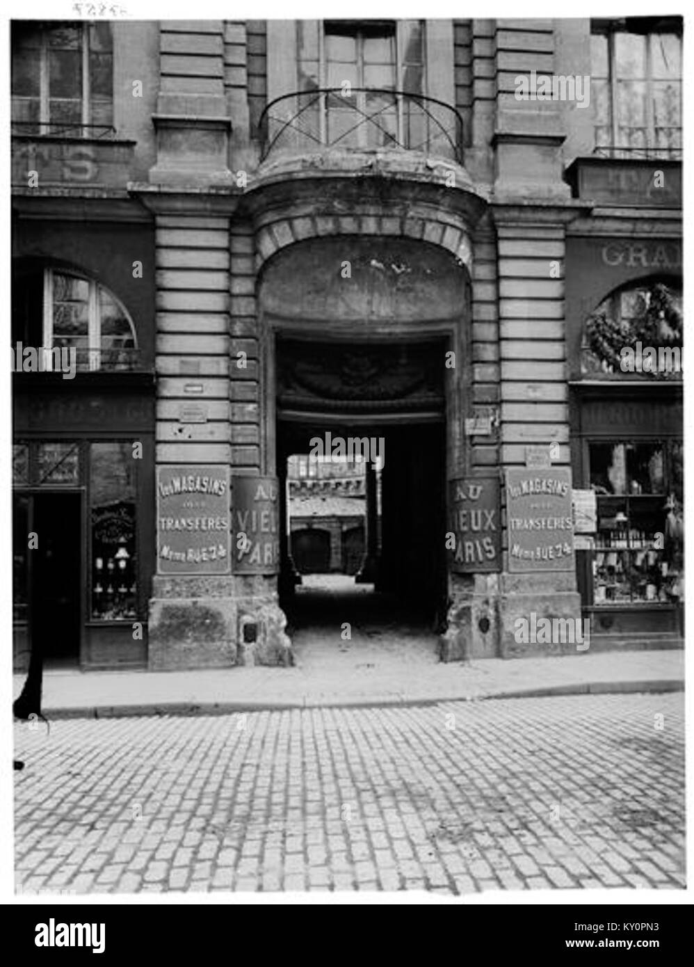 L'Hôtel de Beauvais, situato nel IV arrondissement di Parigi, è noto per il suo grande portale e balcone. L'edificio è un bell'esempio di architettura rinascimentale francese e svolge un ruolo chiave nella storia architettonica della città. Foto Stock