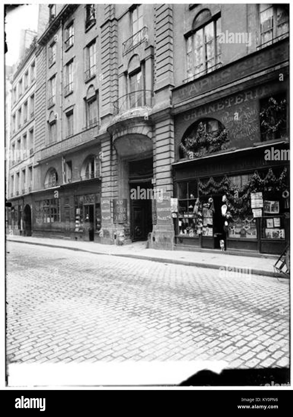 L'Hôtel de Beauvais di Parigi, 4° arrondissement, è un edificio storico con una facciata che si affaccia sulla strada, che illustra il design architettonico francese e il patrimonio culturale. Foto Stock