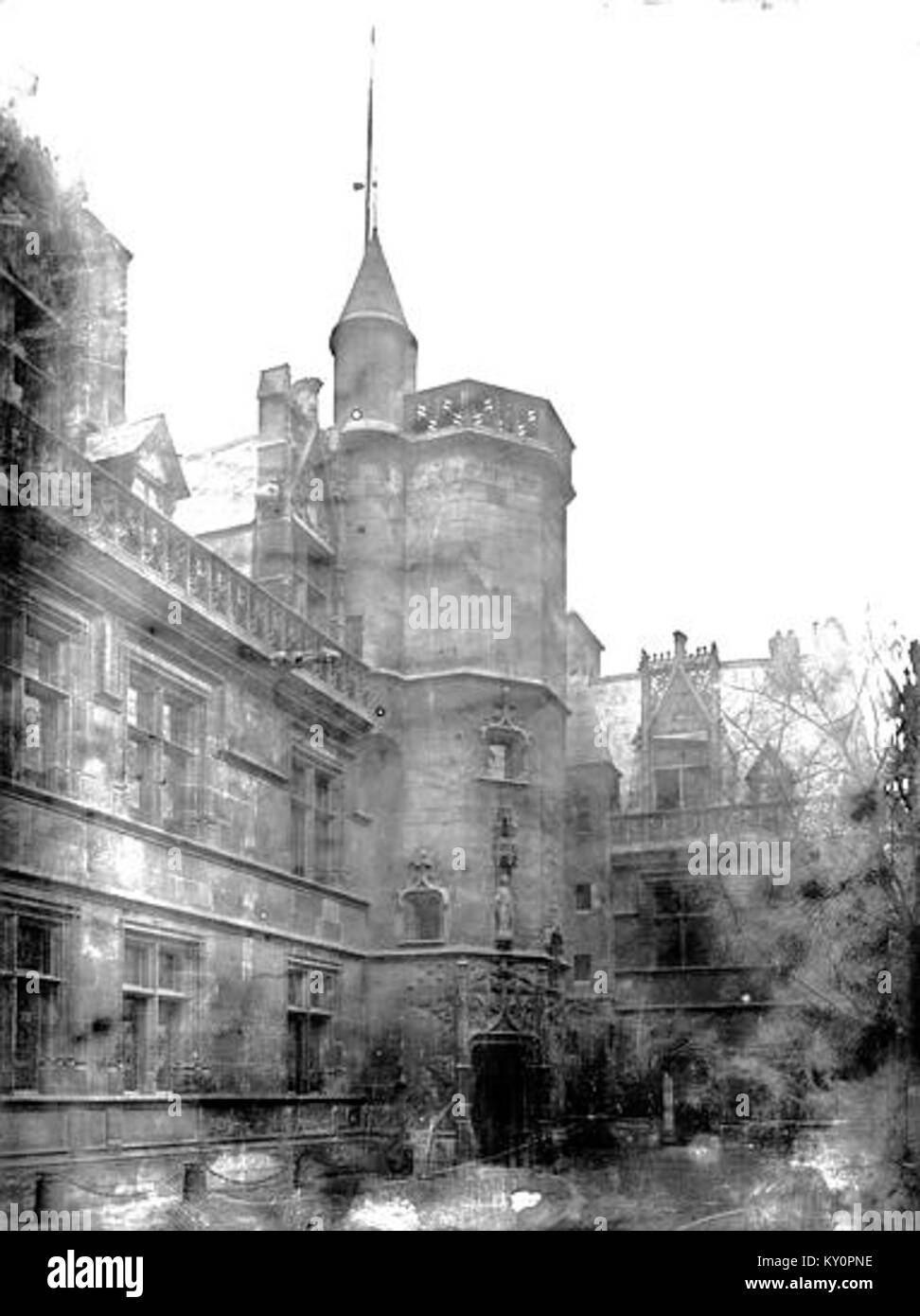 Questa fotografia mostra il cortile dell'Hôtel de Cluny a Parigi, una residenza medievale che ora ospita il Musée de Cluny, evidenziandone le caratteristiche storiche e architettoniche. Foto Stock