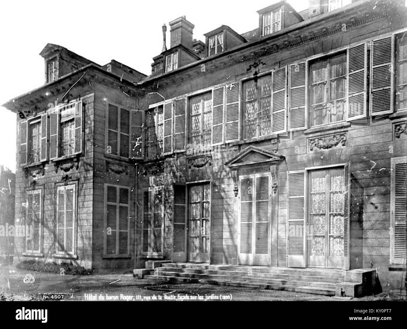 L'Hôtel du Baron Roger nell'ottavo arrondissement di Parigi presenta una facciata che si affaccia sui giardini, esemplificando l'architettura residenziale classica francese e il patrimonio urbano. Foto Stock