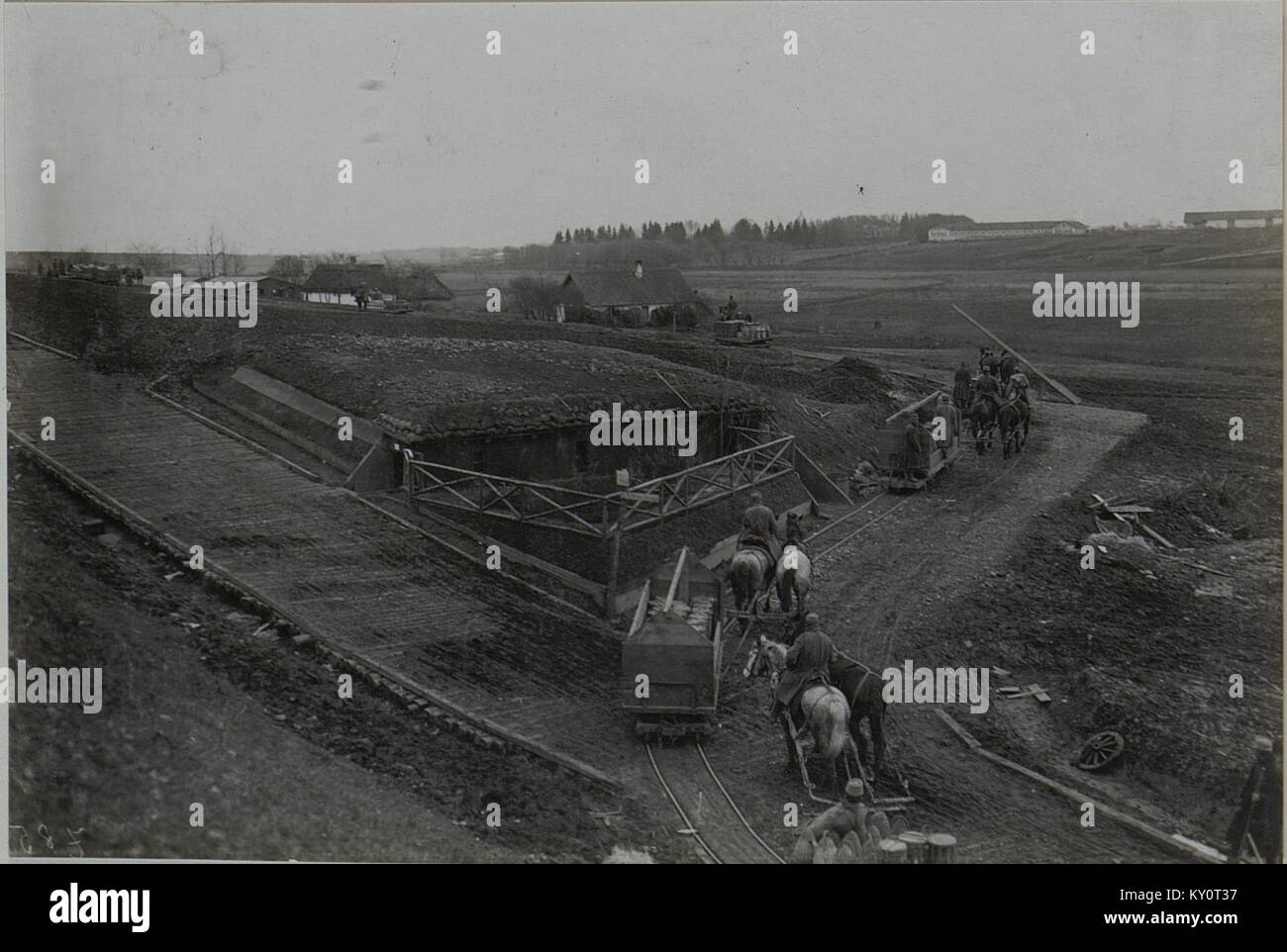 Fotografia che mostra una ferrovia a scartamento ridotto Feldbahn vicino a un deposito militare di munizioni a sud di Jezierna, che illustra la logistica militare e le infrastrutture industriali dell'inizio del XX secolo. Foto Stock