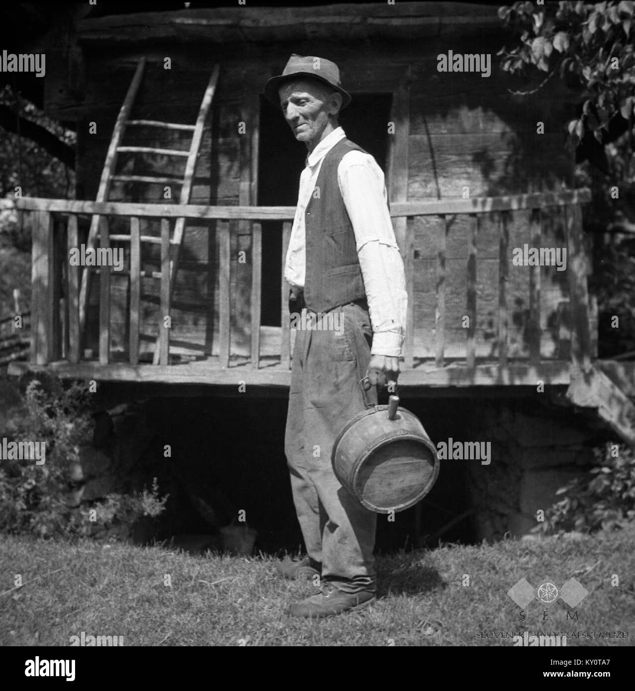 Feliks Pečjak con la banca d'acqua a Gradenc, Slovenia, nel 1957, documenta le infrastrutture locali e i sistemi di gestione delle acque. Foto Stock