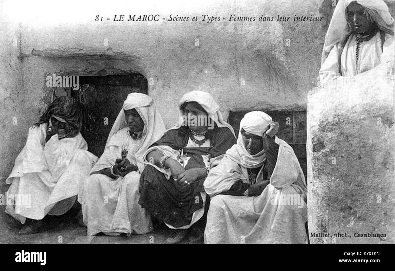 Questa fotografia storica raffigura donne vestite con abiti specifici del periodo che svolgono compiti o si alzano in posa, fornendo così una visione dei ruoli e dell'abbigliamento di genere nell'epoca data. Foto Stock