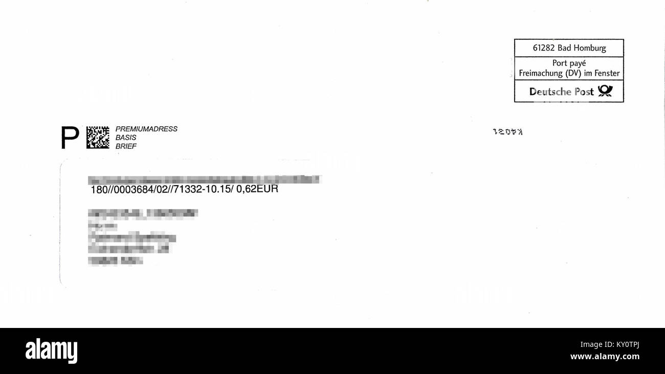Busta con finestre e contrassegni di prepagamento, etichettata per il servizio di posta premium, che mostra i dettagli postali e postali. Foto Stock