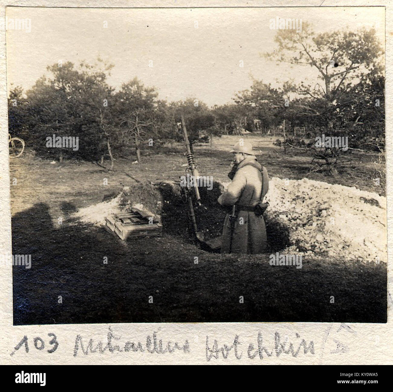 Questa fotografia mostra la Ferme de Vadenay, situata nel Camp de Chalons, con una mitragliatrice Hotchkiss. Catturato nella collezione Fonds Berthelé, fornisce un'istantanea storica della tecnologia militare durante la guerra. Foto Stock