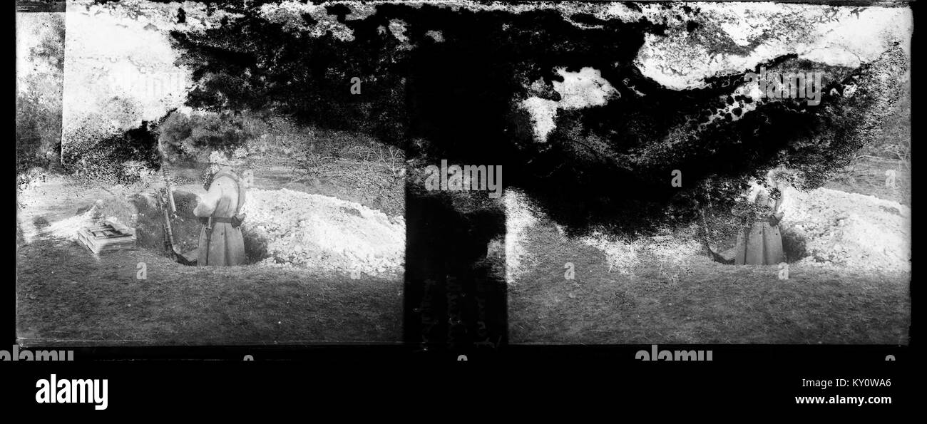 Fotografia di una mitragliatrice Hotchkiss presso la Vadenay Farm, che mostra attrezzature militari, postazioni protettive e la tecnologia delle armi da fuoco dell'inizio del XX secolo. Foto Stock