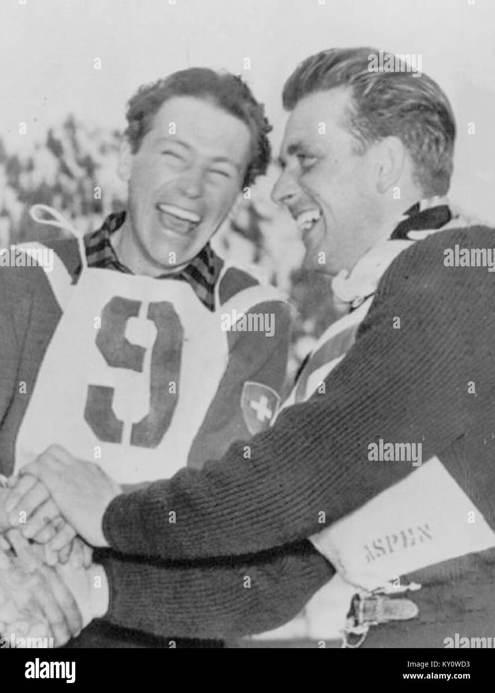 Una fotografia del 1950 con Fernand Grosjean e James Couttet, entrambi noti sciatori alpini svizzeri riconosciuti per i loro risultati nelle competizioni internazionali del dopoguerra. Foto Stock