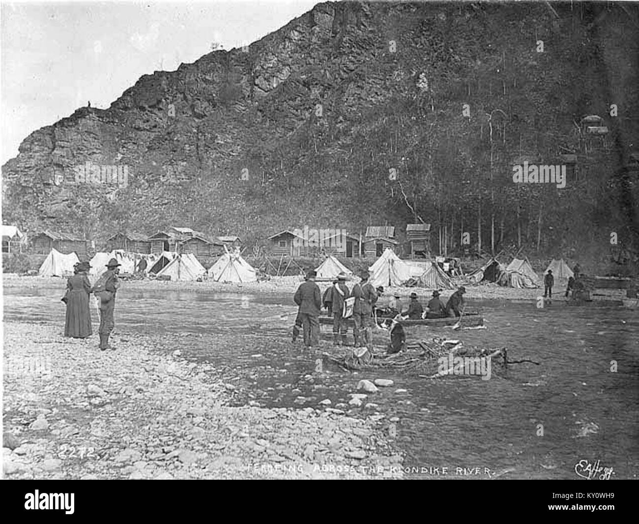 Il trasporto di passeggeri attraverso il fiume Klondike a Dawson, territorio dello Yukon, intorno al 1898, dimostra i metodi di trasporto e attraversamento del fiume durante il periodo della corsa all'oro Klondike in Canada. Foto Stock