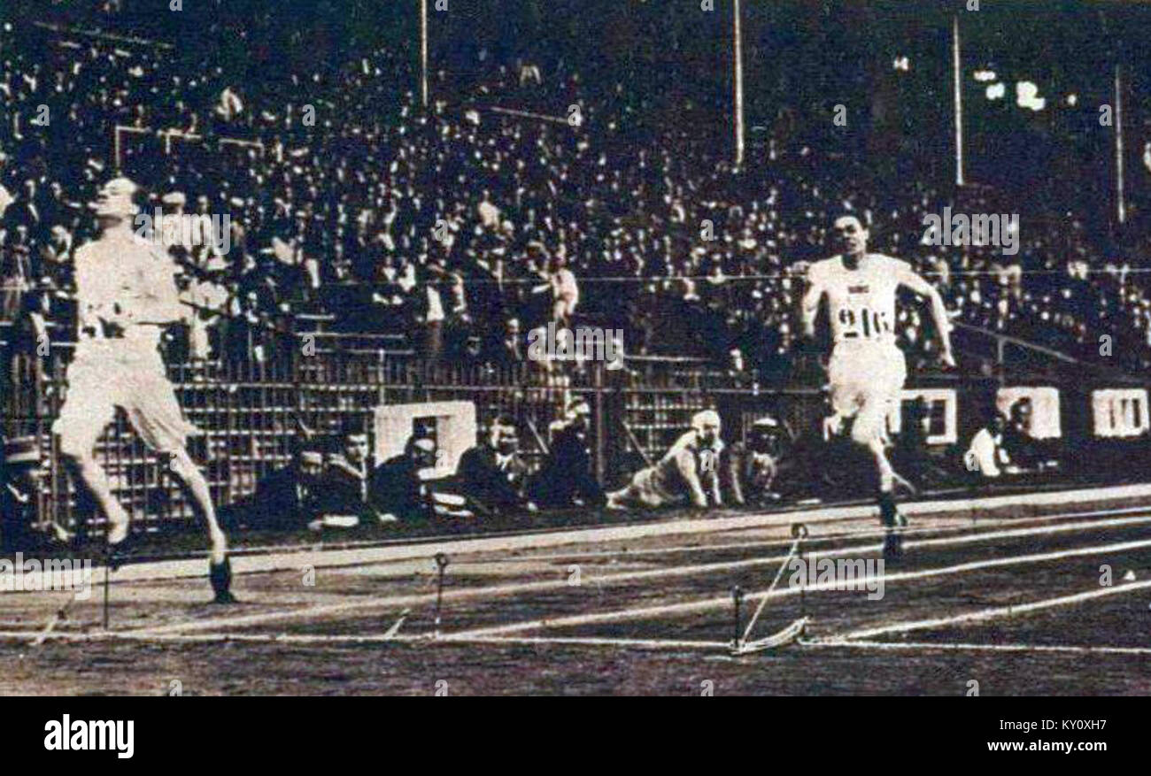 La finale dei 400 metri olimpici del 1924 vede Eric Liddell vincere l'oro contro Horatio Fitch, commemorando i suoi successi nella storia della pista e del campo. Foto Stock