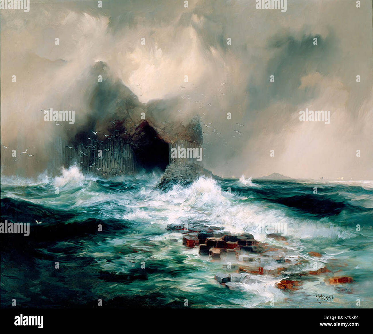 Il dipinto di Thomas Moran del 1884-1885 raffigura la Grotta di Fingal sull'isola di Staffa, in Scozia, enfatizzando le colonne di basalto, l'ingresso sul mare e il paesaggio marino caratteristico della formazione naturale dell'isola. Foto Stock