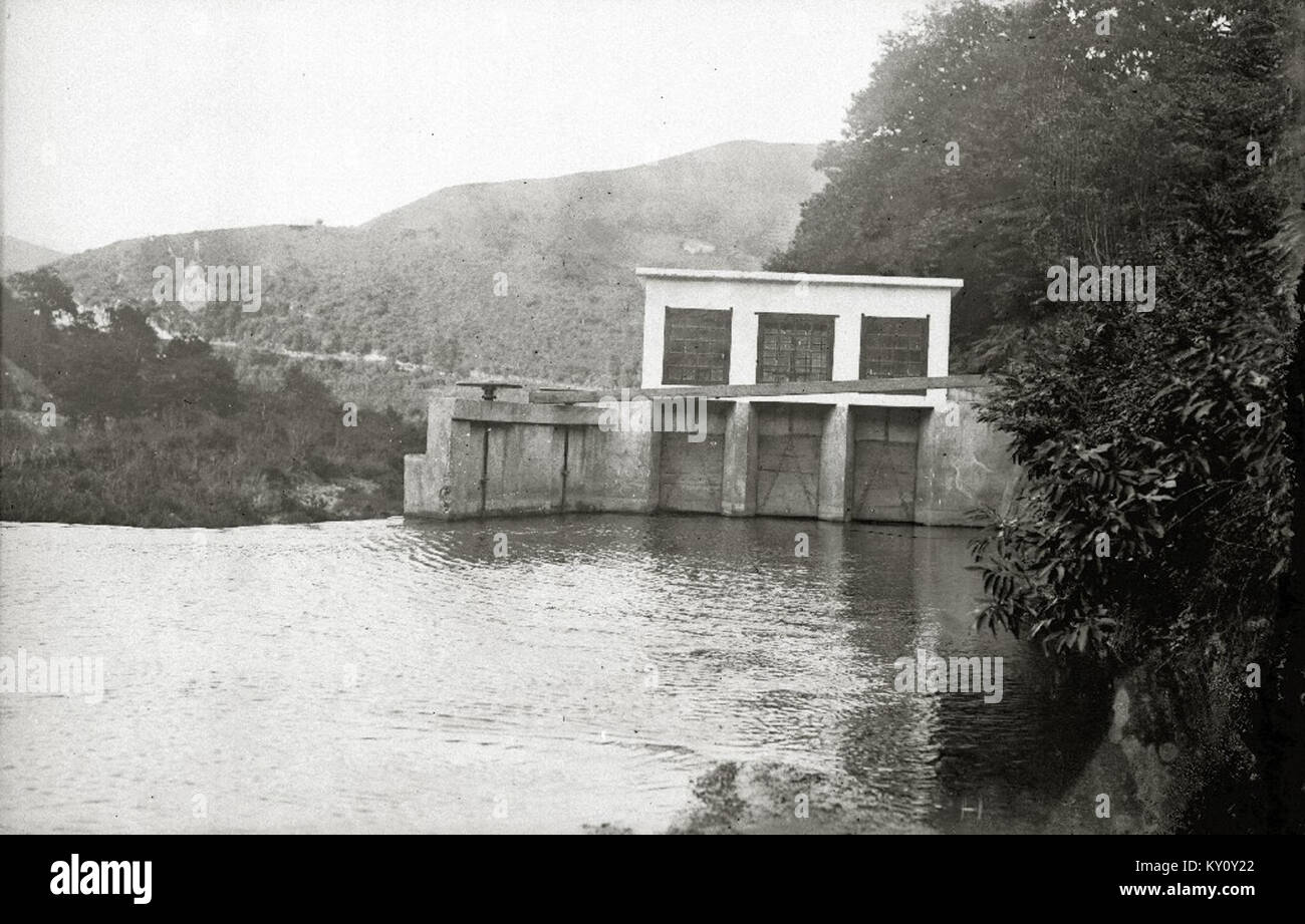 Questa fotografia cattura le scene dell'inaugurazione di una centrale elettrica sul fiume Bidasoa. L'immagine mostra i primi giorni di elettrificazione nella regione, concentrandosi sui progressi tecnologici del tempo. Foto Stock