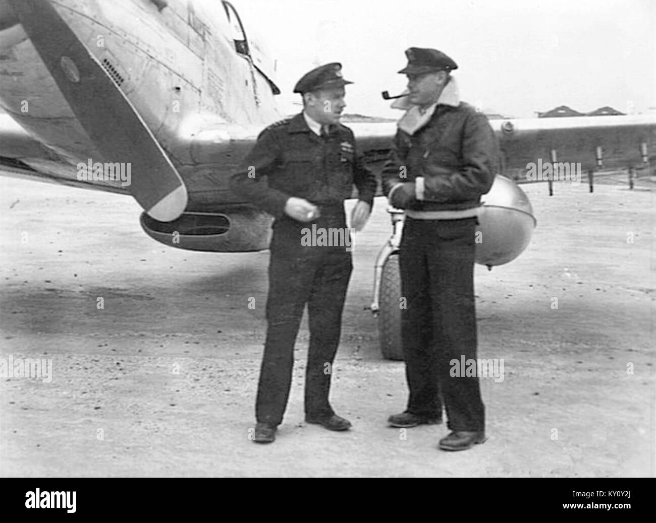 Il primo P-51 Mustang della Royal Australian Air Force North American ad atterrare a Iwakuni, in Giappone, nel 1946, documentando l'attività aeronautica post-bellica. Foto Stock