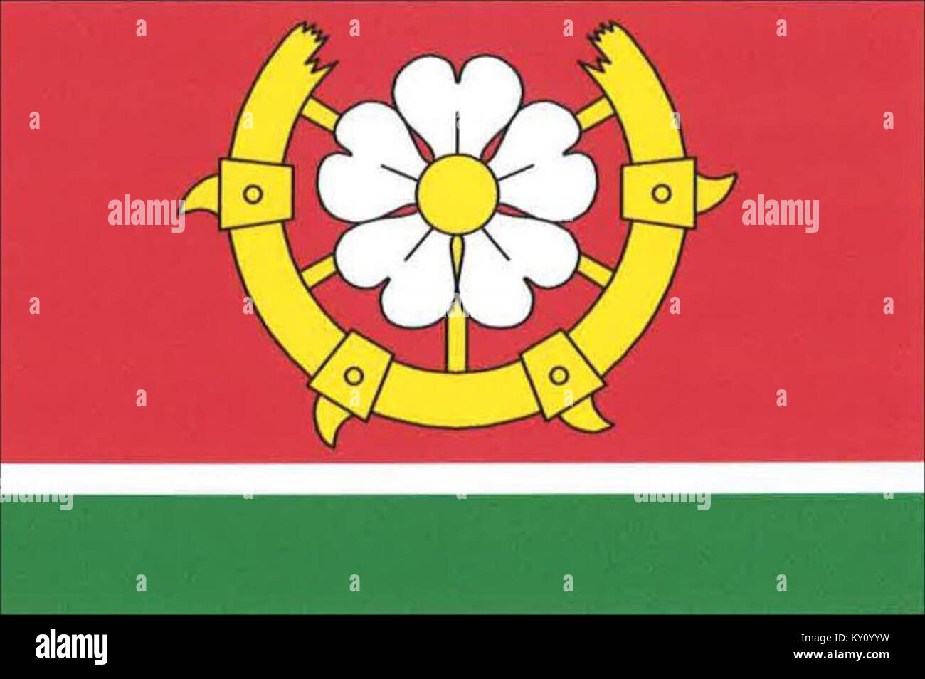 La bandiera di Višňová, un comune nel distretto di Příbram della Repubblica Ceca, è costituita da tre strisce orizzontali: Rosso, bianco e verde in un rapporto di 15:1:4. Nella striscia rossa, c'è una ruota dentata gialla con una tacca in cima, ricoperta da un ciliegio bianco con un centro giallo. Foto Stock