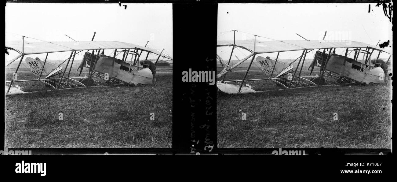 Una fotografia storica dello Squadrone MF2, raffigurante un modello di aeroplano Farman, scattata da Berthel. Questo rappresenta l'aviazione dei primi anni del XX secolo. Foto Stock