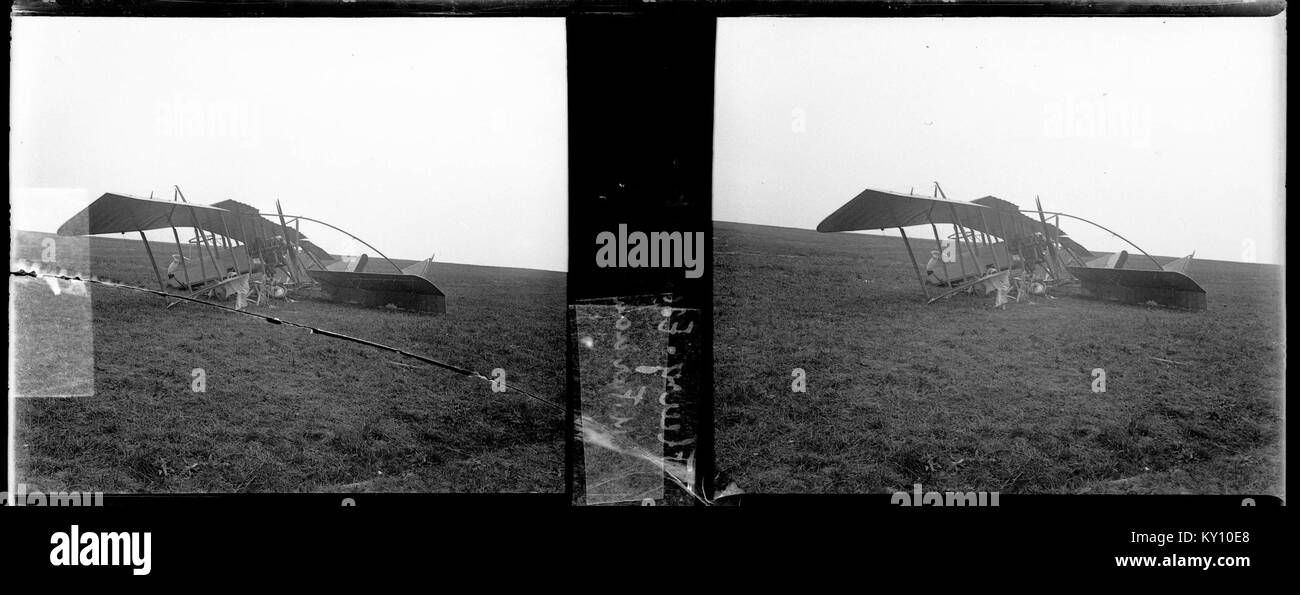 Questa immagine mostra lo squadrone dell'aviazione francese Escadrille MF2, con un aereo Farman in un contesto di guerra. La foto è probabilmente della prima guerra mondiale, raffigurante i primi aerei militari. Foto Stock
