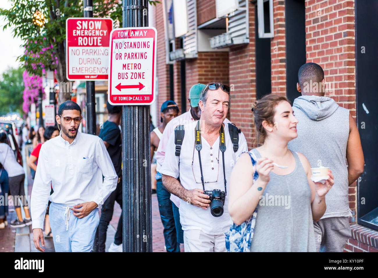 Washington DC, Stati Uniti d'America - 4 Agosto 2017: Happy i giovani studenti a piedi nella serata in centro quartiere di Georgetown edifici in mattoni, memorizza e Foto Stock