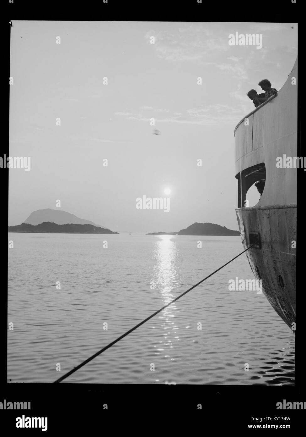 Una fotografia di un traghetto Hurtigruten attraccato a Florø, Norvegia, che illustra il servizio di rotta costiera centrale alla rete norvegese di trasporto marittimo e turistico. Foto Stock