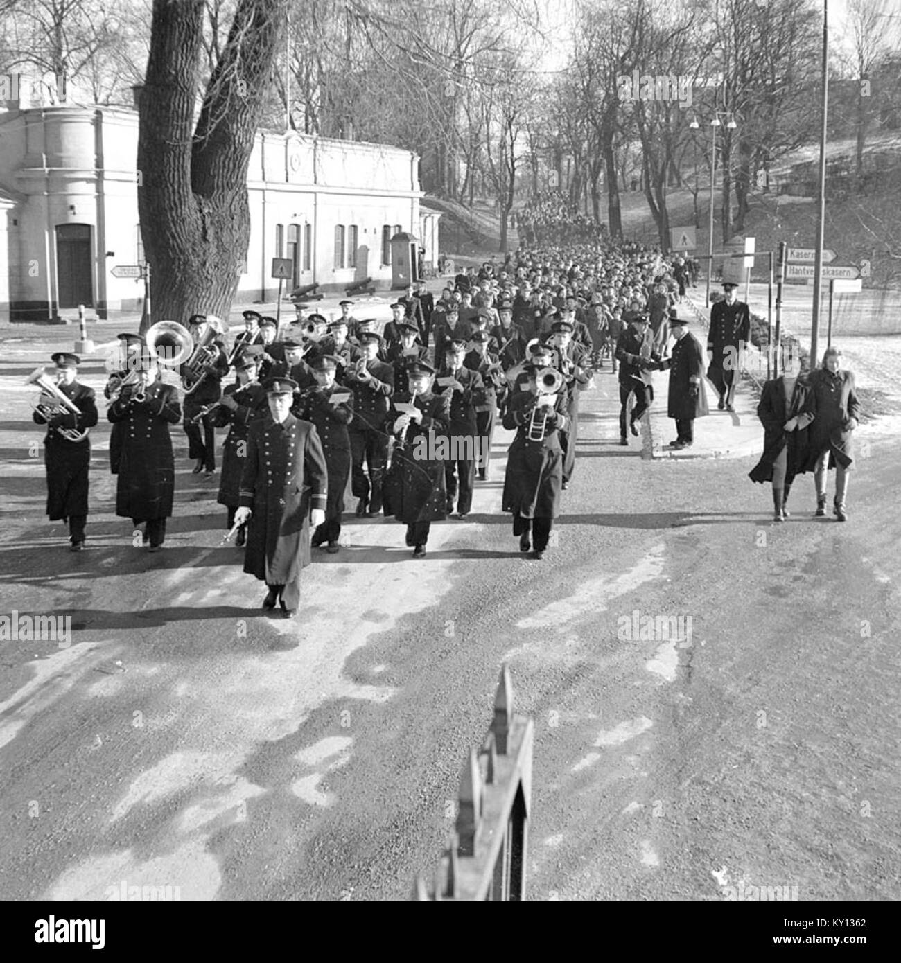 La banda Navale di Stoccolma si esibisce con i bambini delle scuole, illustrando l'educazione musicale, le esibizioni pubbliche e l'impegno della comunità in Svezia. Foto Stock