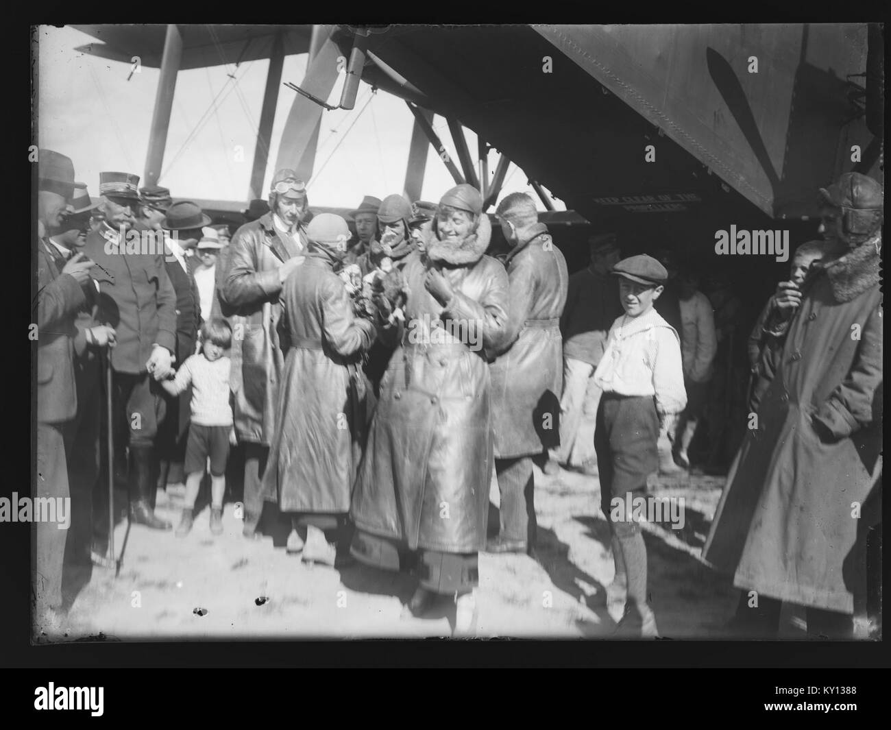 Una fotografia che mostra un aereo a terra in un aeroporto o in una pista di atterraggio, che illustra la tecnologia e il trasporto dell'aviazione Foto Stock