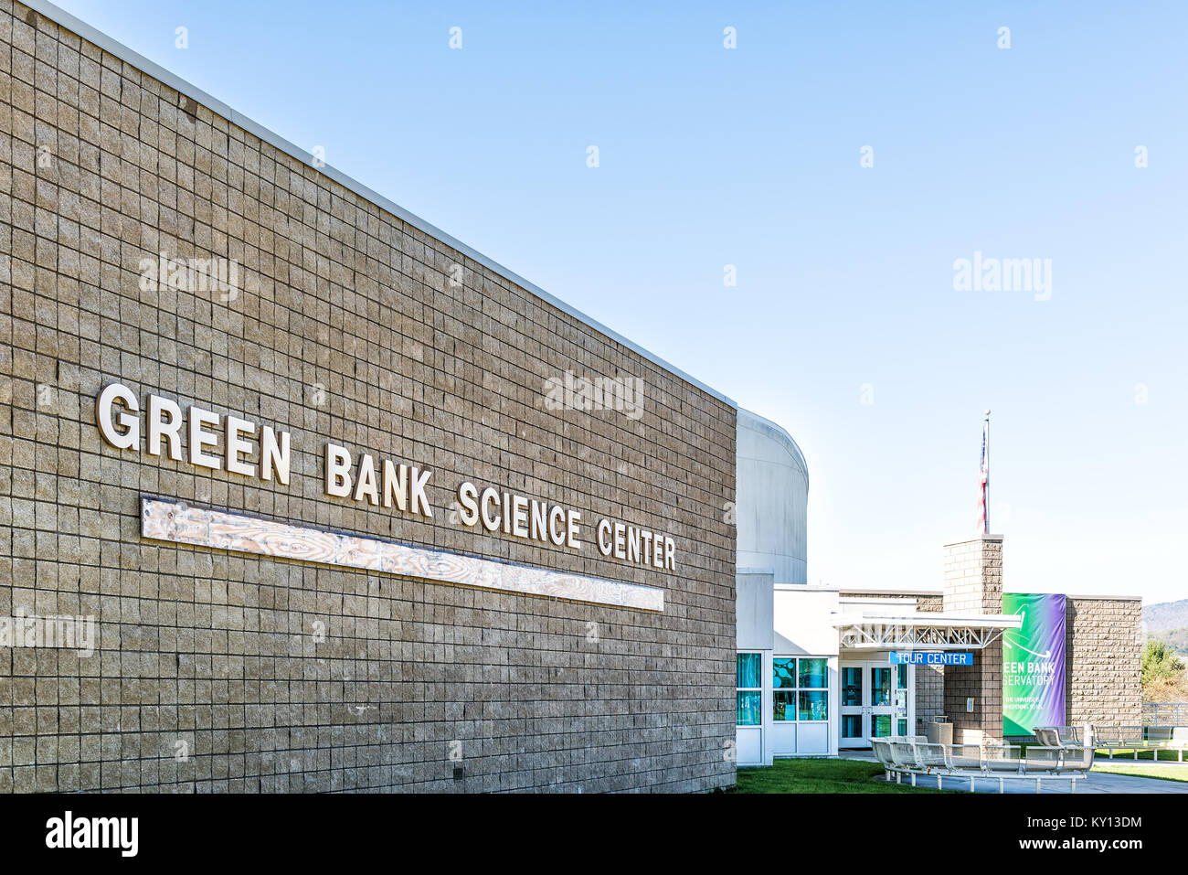 Banca Verde, Stati Uniti d'America - 18 Ottobre 2017: segno per la Banca Verde Radio Telescope Visitor's tour di ingresso al centro closeup con edificio in West Virginia Foto Stock
