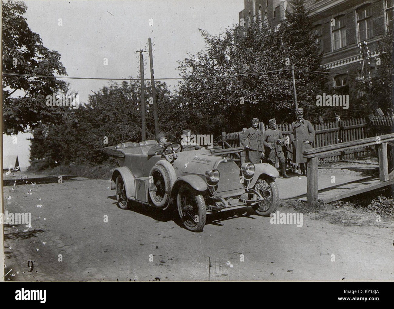 L'immagine raffigura il maggiore Graf Brässelle e il Rittmeister Graf Thun nei loro ruoli di ufficiali militari, evidenziando il grado, le uniformi e le posizioni all'interno delle forze armate dell'inizio del XX secolo. Foto Stock