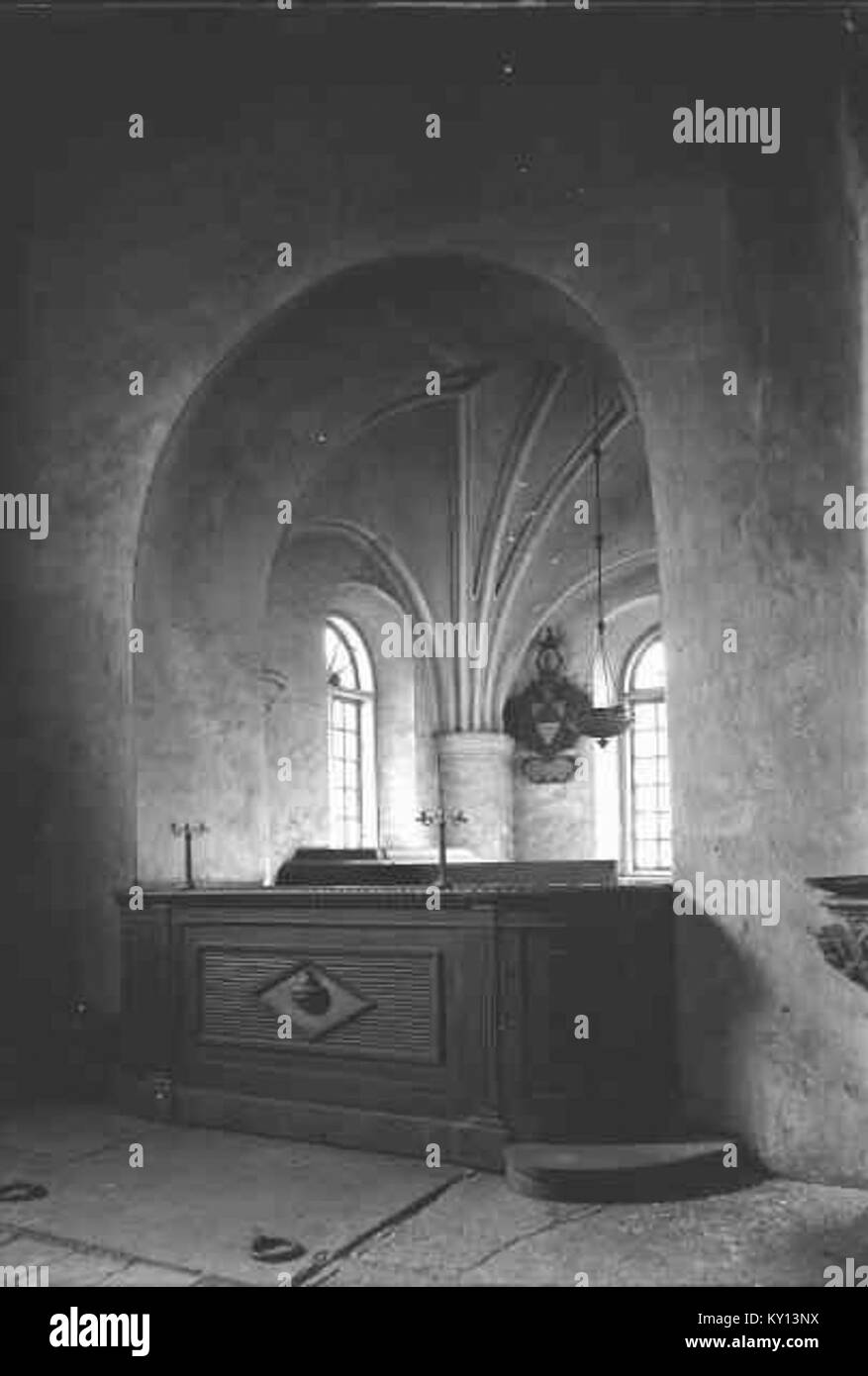 Fotografia della chiesa di Fogdö in Svezia, una struttura dell'XI secolo con sculture in legno e una "finestra di una suora", che riflette le sue origini monastiche. Foto Stock