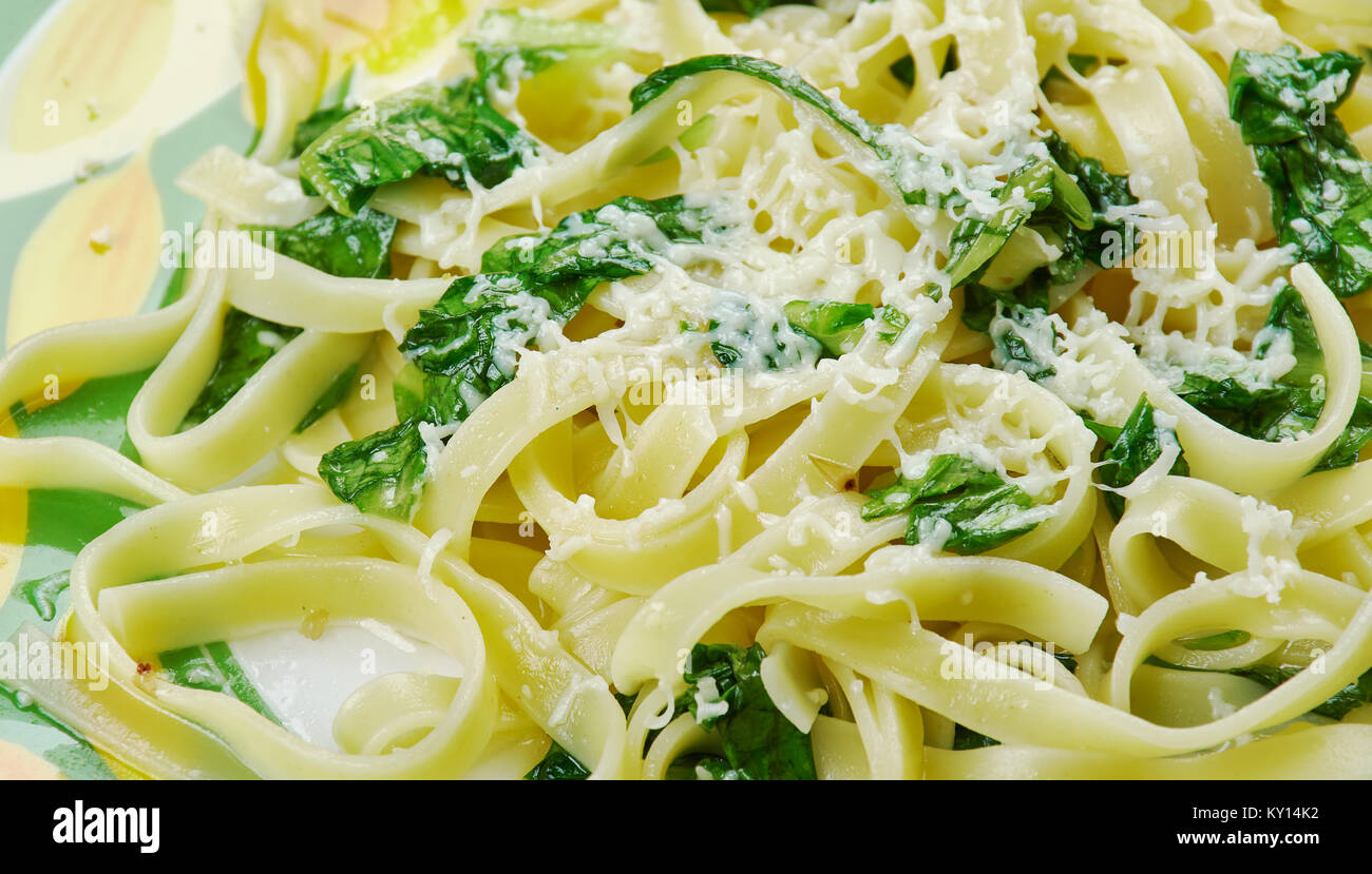 Pasta con robiola e spinaci - pasta italiana con formaggio e spinaci Foto Stock
