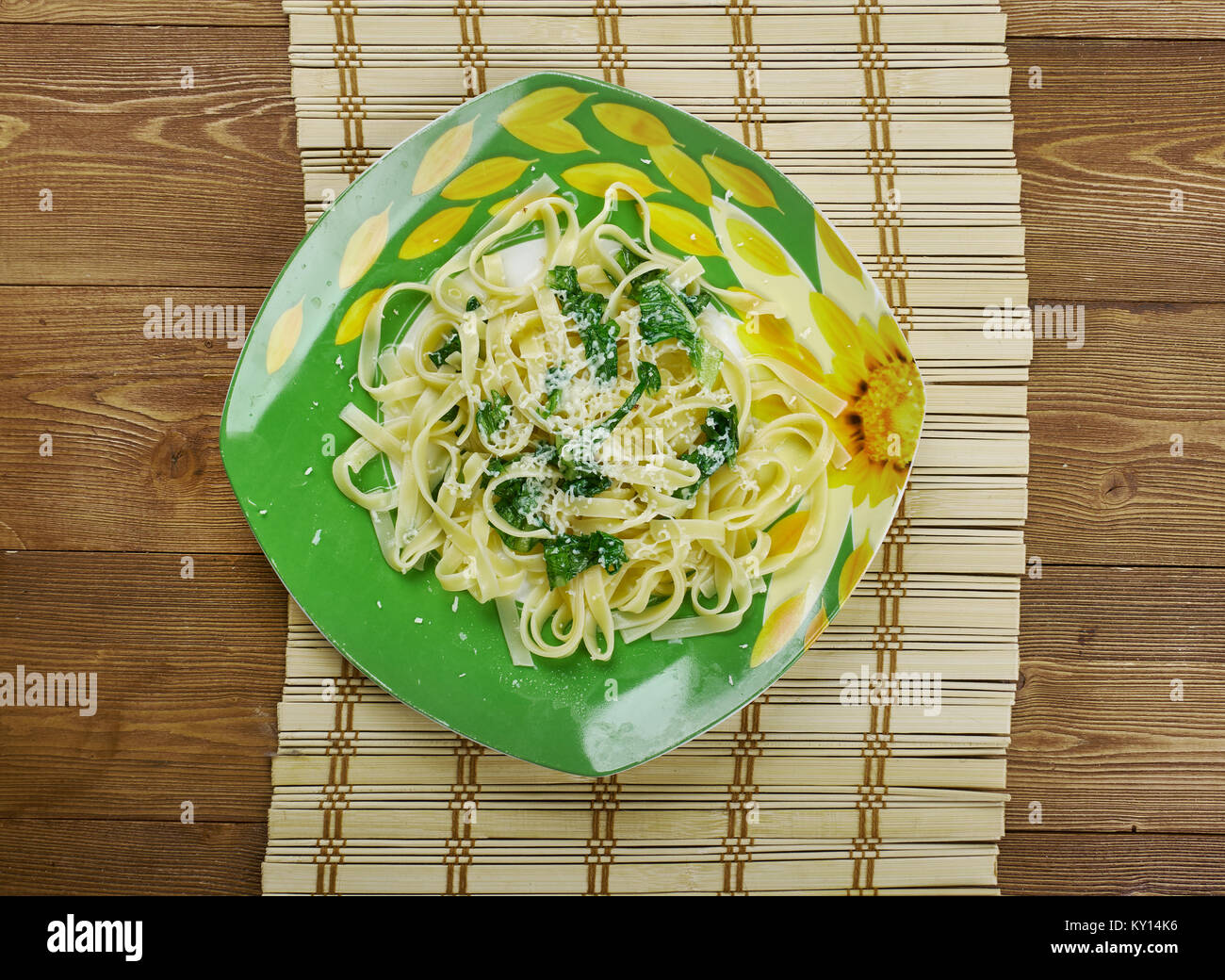 Pasta con robiola e spinaci - pasta italiana con formaggio e spinaci Foto Stock