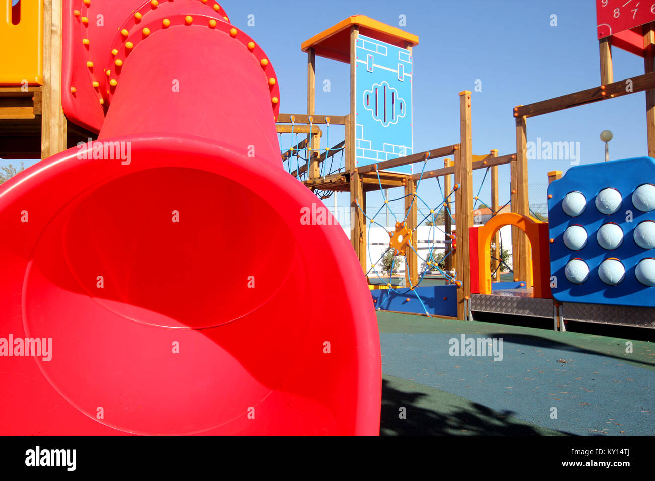 Parco giochi deserta con gallerie, torri, e telai di arrampicata Foto Stock